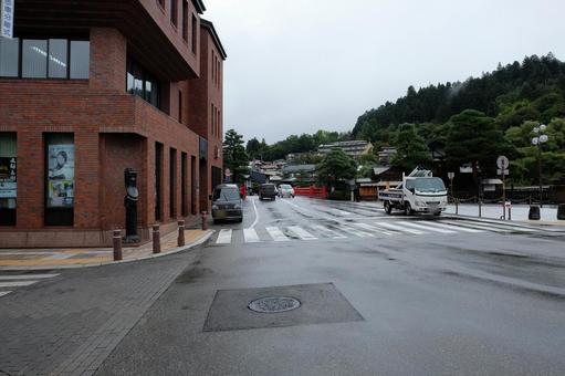 高山陣屋前の交差点と宮川にかかる赤い中橋 高山陣屋前の交差点と宮川にかかる赤い中橋 高山,雨,中橋の写真素材
