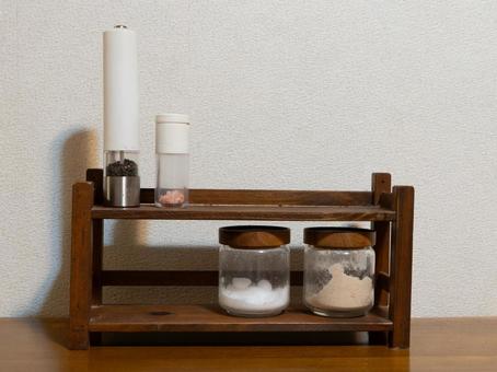 調味料がのっている棚 シェルフ,ペッパーミル,ソルトミルの写真素材