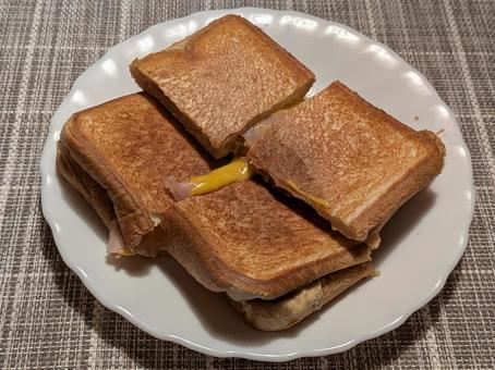 立冬前の朝のホットサンドイッチ 食パン,サンドイッチ,ホットサンドの写真素材