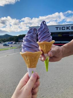 旅先のご褒美ソフトクリーム ソフトクリーム,風景,手の写真素材