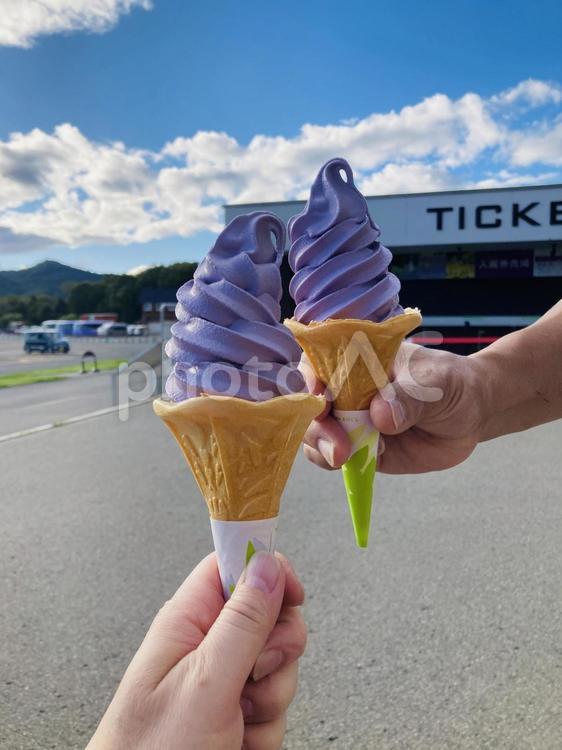 旅先のご褒美ソフトクリーム ソフトクリーム,風景,手の写真素材