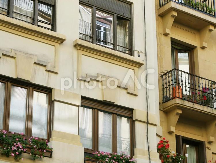 スペイン　サンセバスチャンの旧市街4　マンションの窓辺 スペイン,サンセバスチャン,旧市街の写真素材