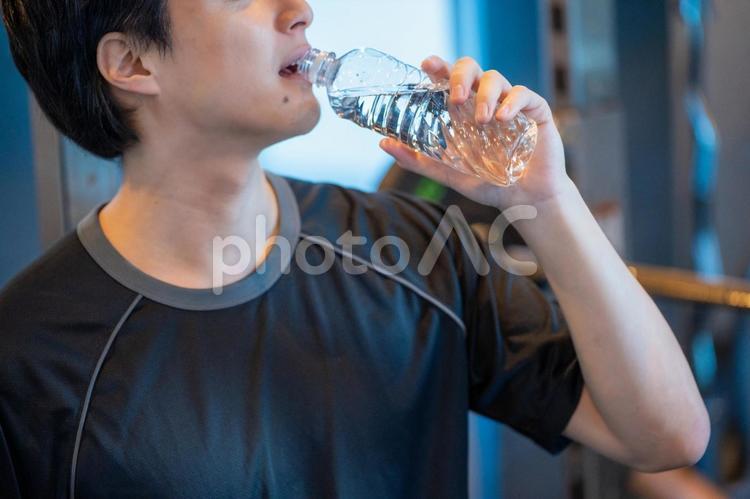 ジムで水を飲む日本人男性 水,ジム,休憩の写真素材