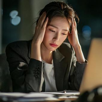 厳しい仕事環境における女性のストレス 厳しい仕事環境における女性のストレスの写真