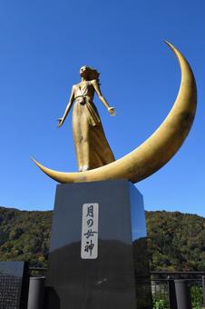 月の女神 ダムの守り神の写真