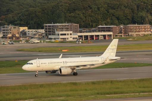 秋空に響くエンジン音　福岡空港の写真