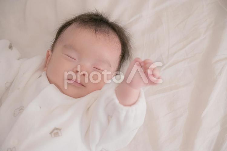 光の中眠る赤ちゃん(その２) 赤ちゃん,眠る,睡眠の写真素材