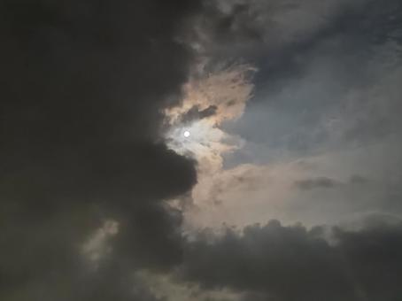 夜空の月 雲間 夜空の月 雲間 夜の風景,風景,景色の写真素材