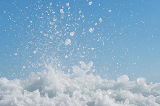 氷しぶきと青空の瞬間・清涼感・フローズン 氷しぶきと青空の瞬間・清涼感・フローズンの写真