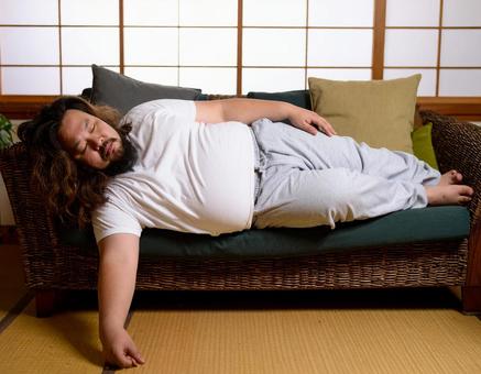 和室のカウチで昼寝をする男性 和室のカウチで昼寝をする男性の写真