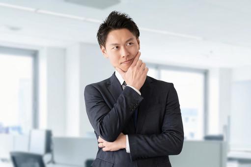 考えごとをする男性ビジネスマン 考えごとをする男性ビジネスマン 男性,考える,悩むの写真素材