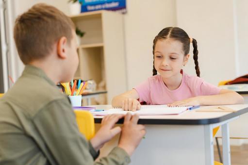 振り向く男の子と女の子 男の子,女の子,子どもの写真素材