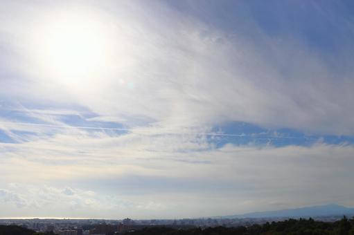 展望台からの眺め　雲の多い空　太陽 空,太陽,光の写真素材