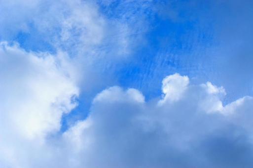 夏の空と流れゆく雲 夏の空と流れゆく雲 夏空,青空,空の写真素材