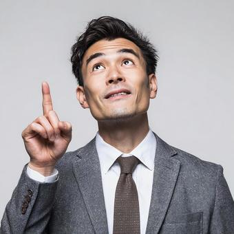 アイデアが閃いた表情の、スーツ姿の男性 アイデアが閃いた表情の、スーツ姿の男性の写真