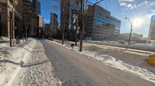 トロントダウンタウンの寒い冬の雪道 トロントダウンタウンの寒い冬の雪道の写真