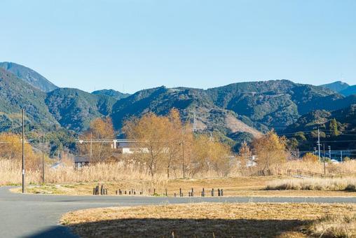 雄大な山々をのぞむあさはた緑地 山,山間,山並みの写真素材