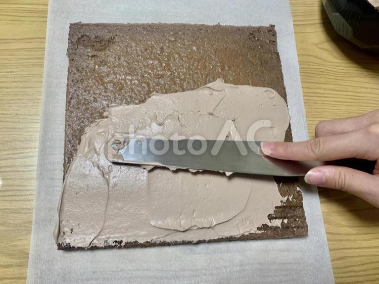 お菓子作り　クリームを塗る瞬間 お菓子作り,ケーキ,手の写真素材