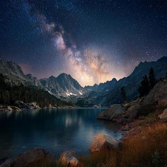 湖面に映る天の川と山脈の夜景 湖面に映る天の川と山脈の夜景の写真