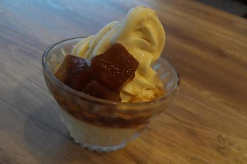 きな粉餅と溶けかけのソフトクリームの写真