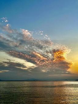 朝の海 雲,空,海の写真素材