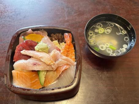 ちらし寿司とアラ汁 ちらし寿司とアラ汁 食べ物,食事,定食の写真素材