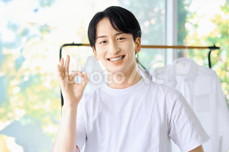 OKサインをする男性　リビング　窓 男性,okサイン,笑顔の写真素材