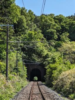 緑萌ゆる単線のトンネル トンネル,線路,単線の写真素材