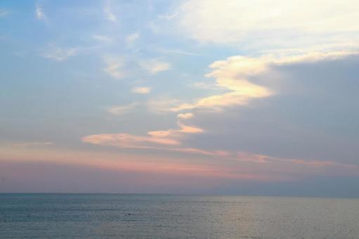 淡路島から見た空と海 淡路島から見た空と海 夕焼け,青空,夕方の写真素材