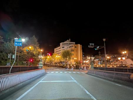 夜の温泉街の交差点（下呂温泉）と道路標識 停止線,道路標識,温泉街の写真素材