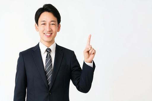 指差しポーズの笑顔の男性ビジネスマン 指差しポーズの笑顔の男性ビジネスマンの写真