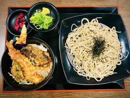 美味しそうな天丼とざる蕎麦 美味しそうな天丼とざる蕎麦 天ぷら,ざる蕎麦,そばの写真素材