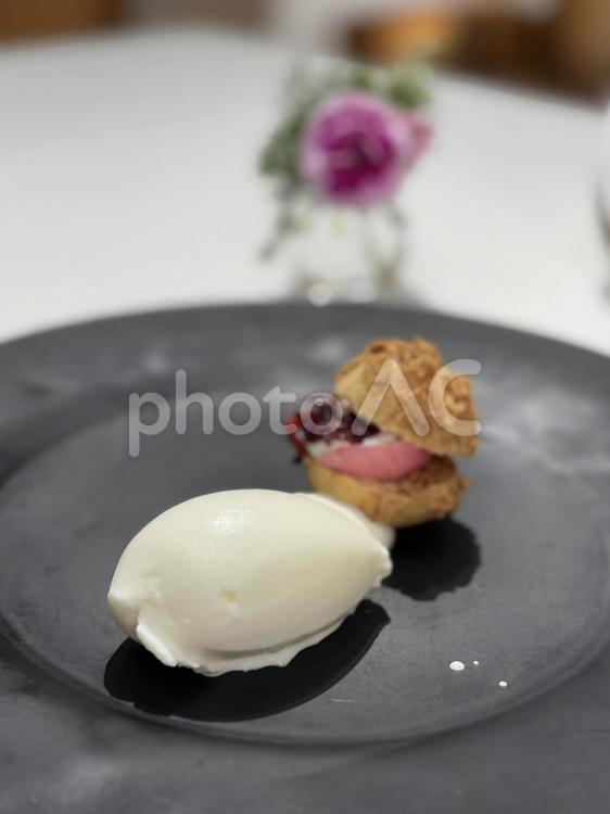 バニラアイスと小さいシュークリーム デザート,おいしい,アイスクリームの写真素材