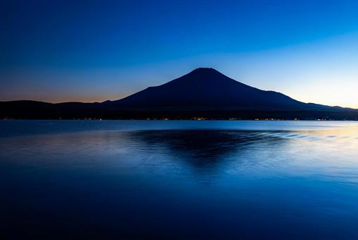 山梨県 山中湖から望む夕暮れの富士山 山梨県 山中湖から望む夕暮れの富士山の写真
