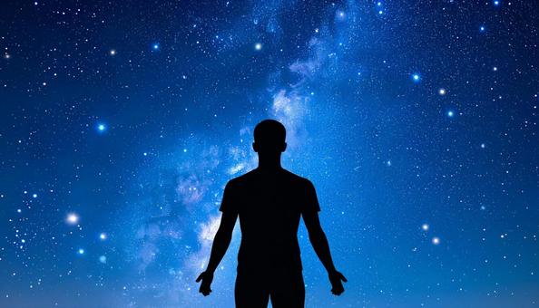 人間のシルエットと星空の写真