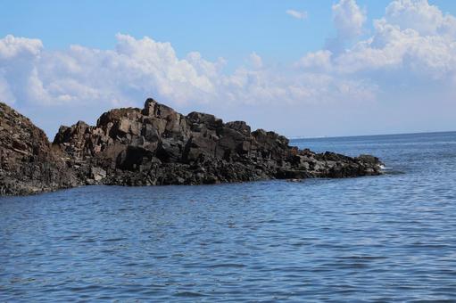 断崖と青い海面の海と青空と雲の風景 断崖,青い,海面の写真素材