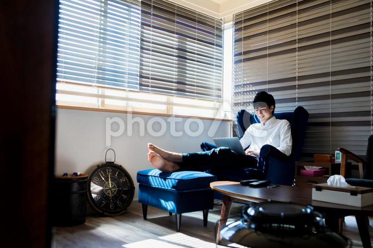 男性　おしゃれ　個性　リビング ノートパソコン,個性,男性の写真素材