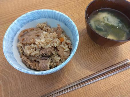 不味そうな牛肉とレンコンの炊き込みご飯 不味そうな牛肉とレンコンの炊き込みご飯の写真