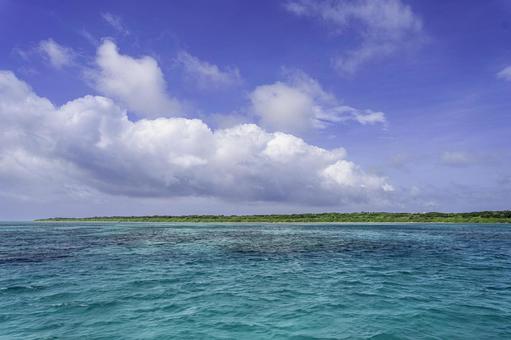 沖縄-【竹富島-竹富島の風景】 沖縄-【竹富島-竹富島の風景】 海,青,青空の写真素材