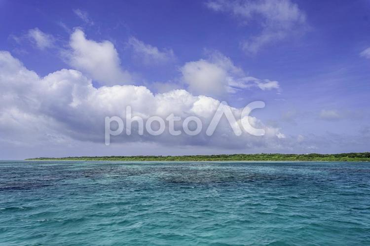 沖縄-【竹富島－竹富島の風景】 海,青,青空の写真素材