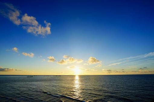 東平安名崎から望む宮古島の朝日 東平安名崎,宮古島,沖縄の写真素材