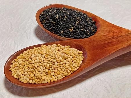 白胡麻と黒胡麻の写真