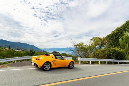 スポーツカーで秋の大菩薩ラインを走る3 スポーツカー,オープンカー,黄色い車の写真素材