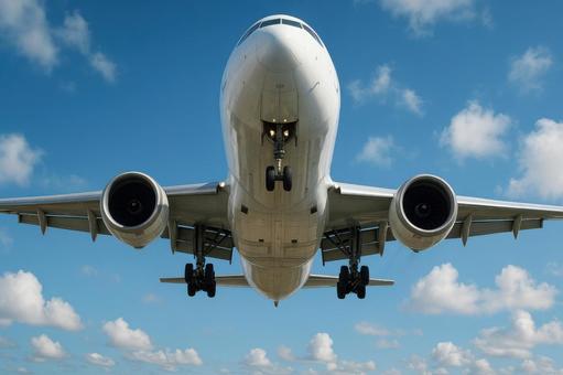 真下から見た離陸中の飛行機 真下から見た離陸中の飛行機の写真