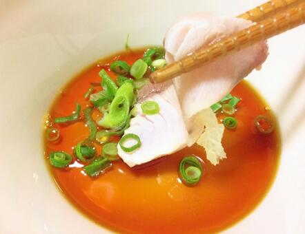 ブリしゃぶをポン酢に付けたところの写真