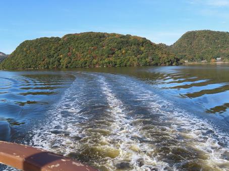 船の航跡 船の航跡,山の紅葉,遊覧の写真素材