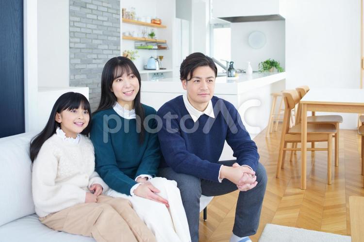 遠くを見る家族 家族,女の子,女性の写真素材