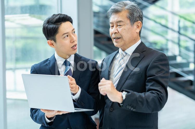 打ち合わせするビジネスマン タイトル変更 打ち合わせ,考える,ビジネスマンの写真素材