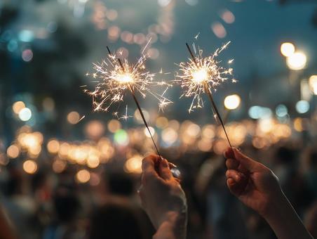 花火を背景に掲げられたペンライト 花火を背景に掲げられたペンライトの写真
