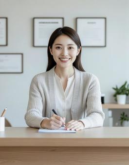 受付の女性 受付の女性の写真